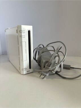 Nintendo Wii RVL-001 Gamecube Compatible White Console W/Cords Missing sensor